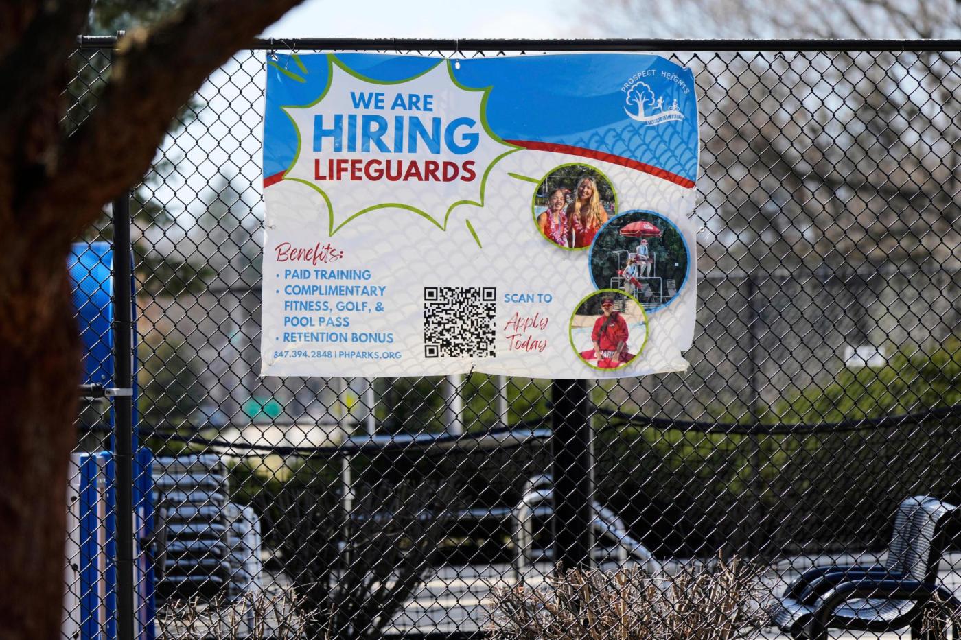 US filings for jobless benefits inch up as labor market remains strong despite fears of downturn