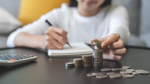 Survey: U.S., U.K. consumers to cut spending on dining, travel