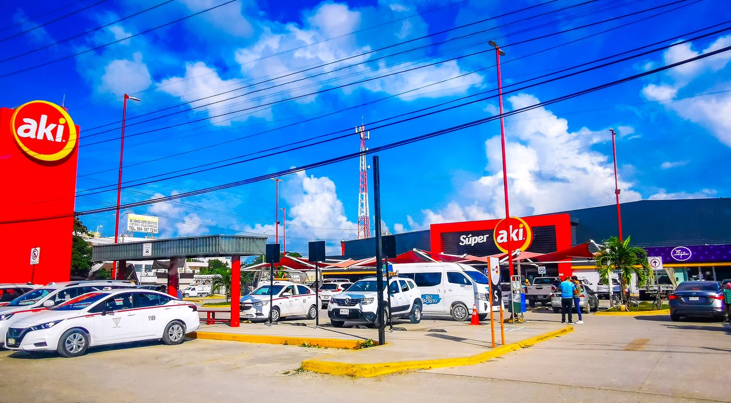 Super Aki parking lot (Photo: Arkadij Schell)