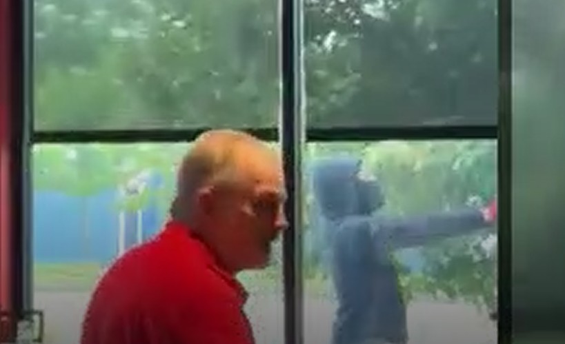 VIDEO: Gunmen outside Bartlett restaurant shock customers