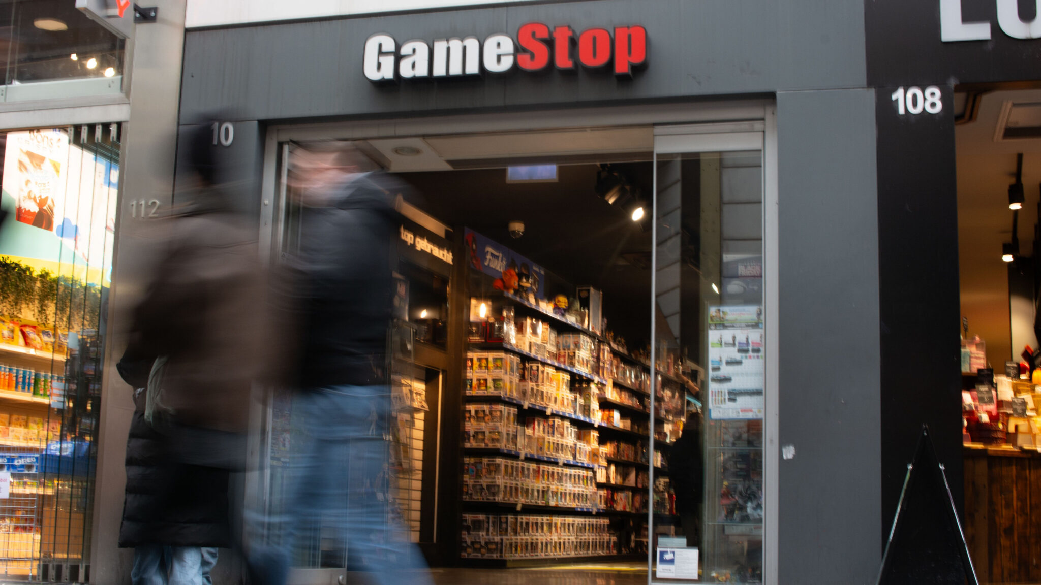 19036376_050426-cc-cnnw-gamestop-img.jpg