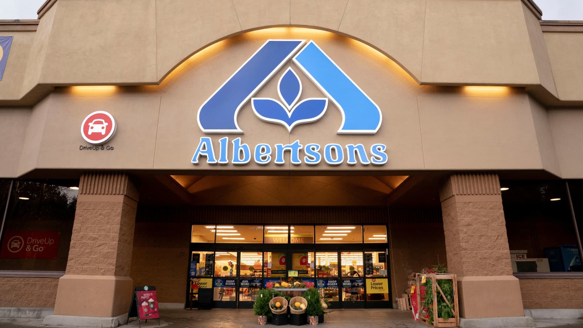 108231637-17640767612025-11-25t055315z_712852685_rc2b3iaapy0d_rtrmadp_0_usa-thanksgiving-groceries.jpeg