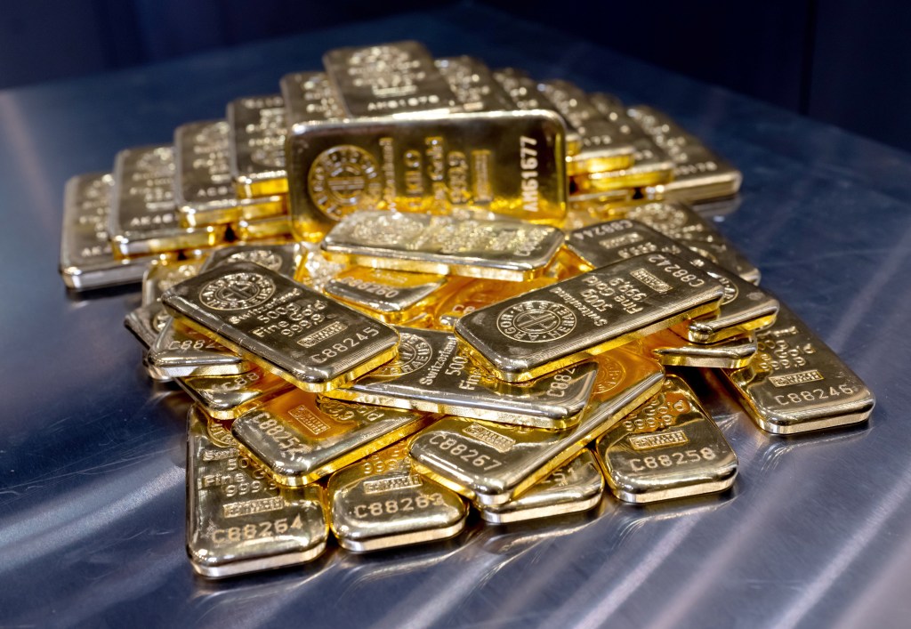 gold-bars-various-sizes-lie-136829153.jpg